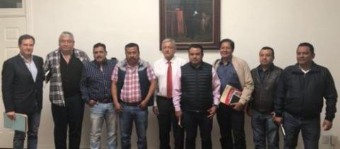 Promete AMLO a la CNTE desaparecer la evaluación educativa