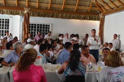 Desayuna Alejandro Murat con representantes sociales de Pinotepa imagen 1