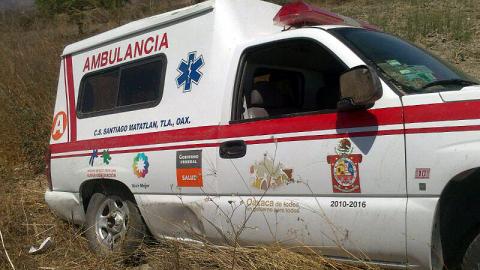 Ambulancia vuelca en Tlacolula