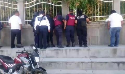 Cómo siempre la policía sólo llega a ver el chisme, no previene el delitos, ni mucho menos detiene a nadie.