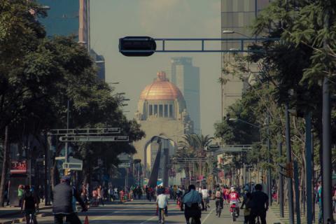 Los capitalinos y visitantes se adueñan del paseo de la Reforma los domingos por la mañana